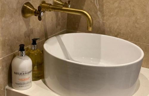 2 Bedroom Lux Apartment in Hendon- New Build - Photo 8