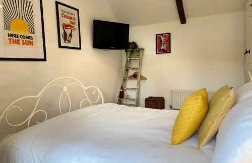 Spacious 4 Bedroom Farmhouse - Photo 6