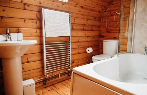 Finlodge- Pet-Friendly Scandinavian Cabin - Photo 31