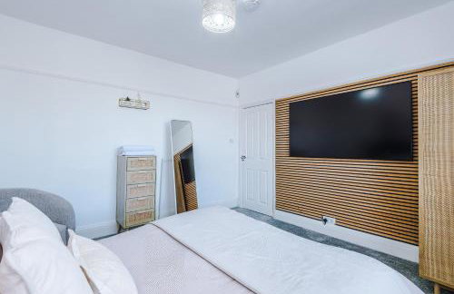 Luxury 3-Bedroom Apartment with 75-Inch TV, Fireplace & Terrace near Manchester Airport - Photo 7