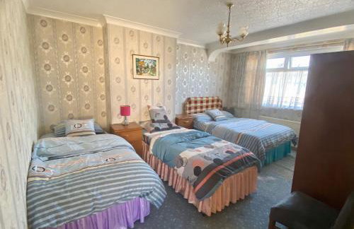 Barking London House sleeps 12 - parking - train tube - airport - Foto 7