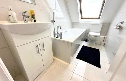 Stunning Modern, Private Apartment,15 Mins To Central London - Photo 24