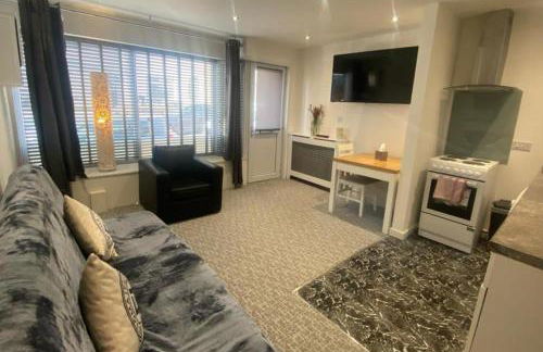 3 Bed Apartment - Sleeps 6 - Free Parking Wifi - Photo 7