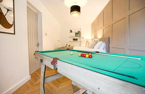 Grace House - Prime Location - Driveway Parking, Pool Table, Fast Wifi, Self Check-In and Smart TV with Sky TV and Netflix by Yoko Property - Photo 10