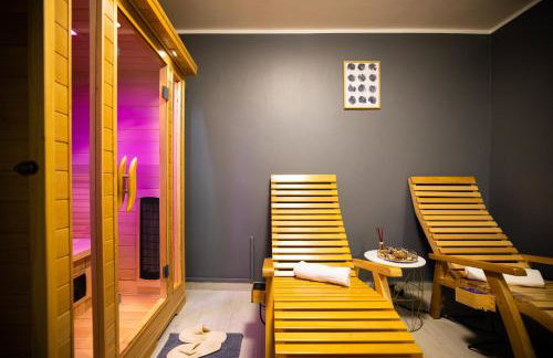 Villa Pietra- Modern rustic poolside oasis - Photo 19