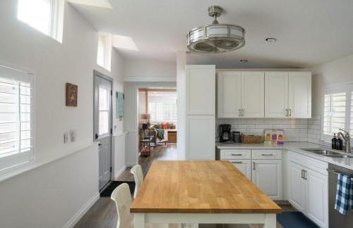 Cozy Family Retreat with Yard - Walk to Olde Town - Foto 27