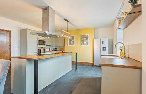 #111 New Farm with hot tub and Sauna - Sleeps 18 - Near Elmore Park - " Perfect for Contractors and Families - Parking space for 10 cars" - Foto 26