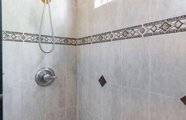 Charming Spacious Home - Modern Comforts, Prime Location - Photo 34