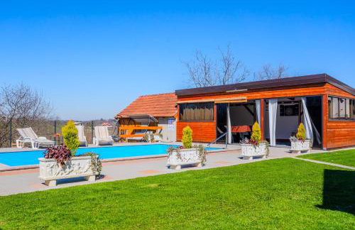 Timber Cottage With Pool - Happy Rentals - Foto 28