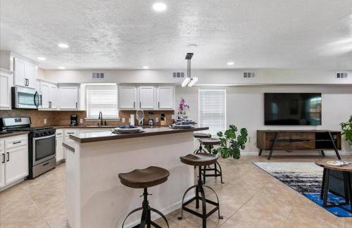 Bring the Crew! 4BR Luxe Pad, Backyard Magic & City at Your Door - Foto 10