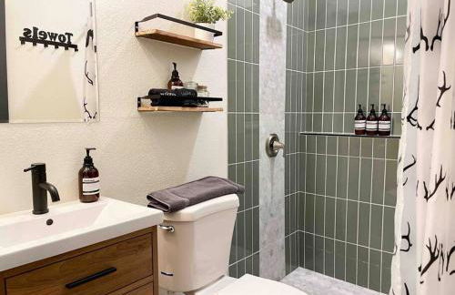 Walk to GC Train Depot and Route 66, king beds, game room, BBQ, firepit - Photo 27