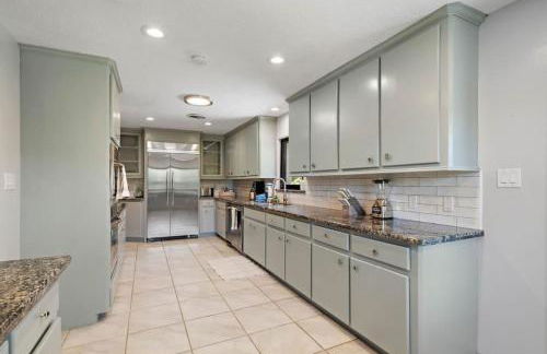 Waterfront oasis with private pool, game room, fire pit and volleyball court - Foto 25