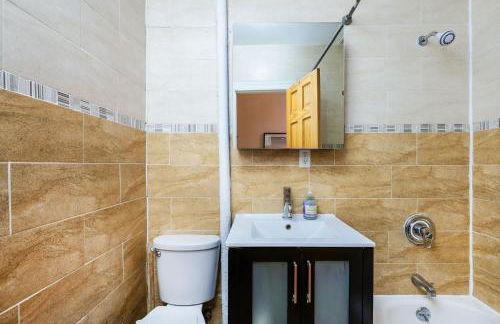 102-1A Best Value 2BR Apt Near Central Park - Foto 20