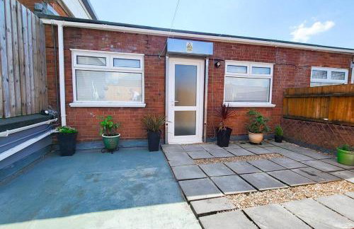 Lovely & modern 2-Bedroom Flat above shop in Tonteg - Foto 14