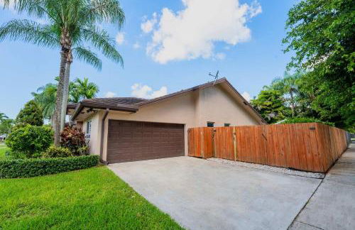 Poolside Miami Paradise with BBQ & Outdoor Lounge - Foto 10