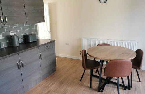 Goldthorn Wolverhampton sleeps 5 long term comfortably and families - Foto 11