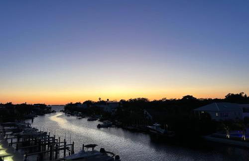 Luxury 2 Bed 2 Bath Waterfront Condo with Patio Sunsets Gym and Parking - Foto 5