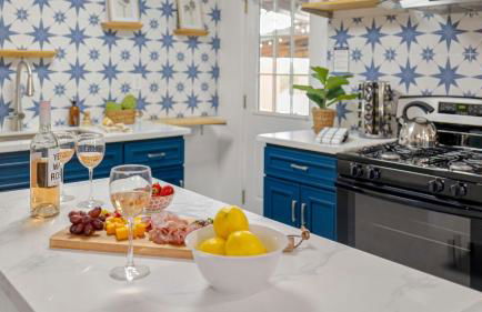 Fable by Avantstay 2 Unique Spaces, w/ Bowling, Hot Tub, Fire Pit, Large Yard - Foto 32