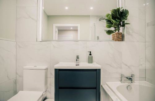 Stylish 2 Bed City Centre Apartment with Parking - Photo 43