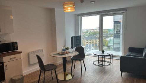 Penthouse height Flat, City View Balcony, Quiet, Free Wifi, Gym & More Minimalistic Home - Foto 3