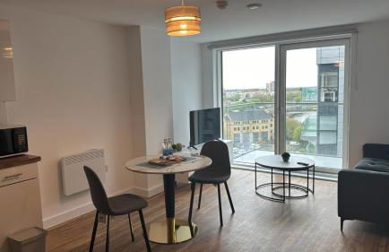 Penthouse height Flat, City View Balcony, Quiet, Free Wifi, Gym & More Minimalistic Home - Foto 3