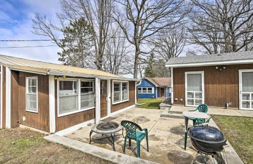Lakefront 1930s Log Cabin with Dock and Fire Pit! - Foto 21