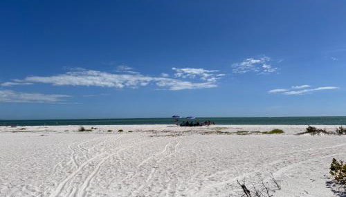 Heated Pool Home steps to the beach - Foto 5