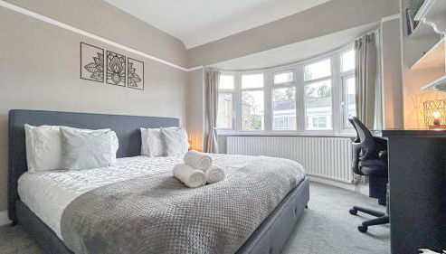 Promo Rate - New Malden 3BDR House with Garden & FREE Parking near Raynes Park, Kingston upon Thames & Wimbledon by NourNest Apartments - Foto 4, towels, wardrobe, heating