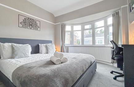 Promo Rate - New Malden 3BDR House with Garden & FREE Parking near Raynes Park, Kingston upon Thames & Wimbledon by NourNest Apartments - Foto 4