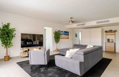 Newly Built Apartment with Pool, Walk to the Beach - Foto 9