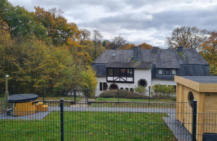 Landhaus Karbach mit Gartensauna und Hot Tub, eingezäunter Garten, 4-10 Personen - Foto 2