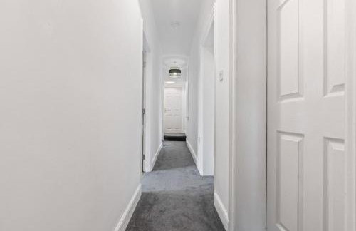 Stylish 4Bed Executive Stay WiFi and Parking - Photo 27