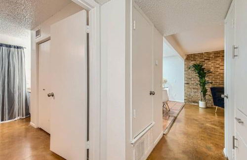 Walkable Dtwn 2B Getaway - Sleeps 5 - Pool, Prkg - Foto 19