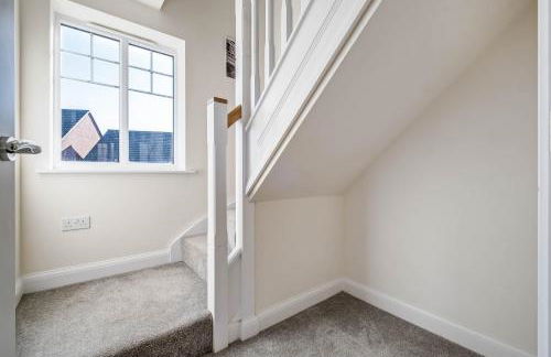 Beautiful and comfortable home away from home with free parking, fast wifi and white crisp hotel standard linen hosted by Our Home Short Stays - Photo 36