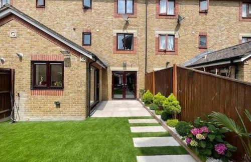 Spacious and Elegant Home with a Beautiful Garden - Foto 20