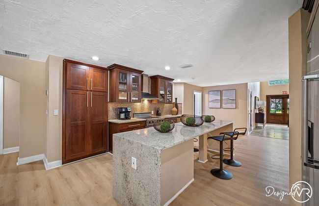 8BR Villa with Heated Pool Near Beach - Foto 37