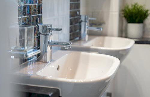 Pass the Keys Stylish 4 Bedroom Home with Parking in Borehamwood - Foto 36