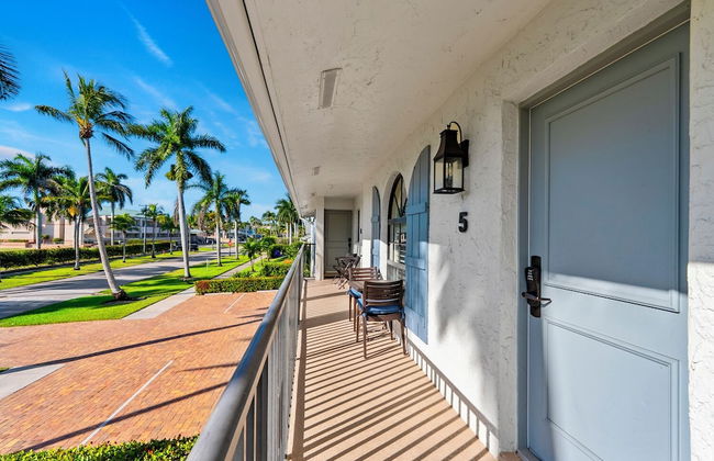 Le Monaco - Romantic 1 BR Condo Steps from 5th Ave S. Chic Coastal Retreat with King Bed and Beach Access. Perfect Location for Couples Near Dining, Shopping, and Naples Beach - Photo 19