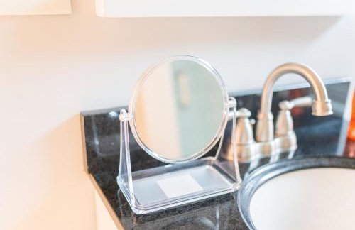 TWO town homes! 6 Bedrooms, 2 King beds, Walk to Eats - Foto 27