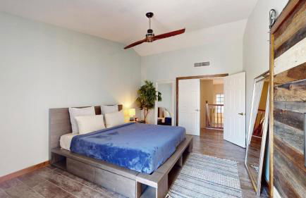 Beautiful Modern Home with Pool in Prime Strip Location - Foto 11