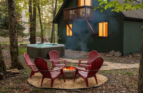 Hot Tub & Fire Pit: Cozy Pines Chalet in Poconos - Foto 4