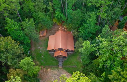 Rustic Family Getaway - Pool Table, Hot Tub, Pets, Great Location - Photo 49