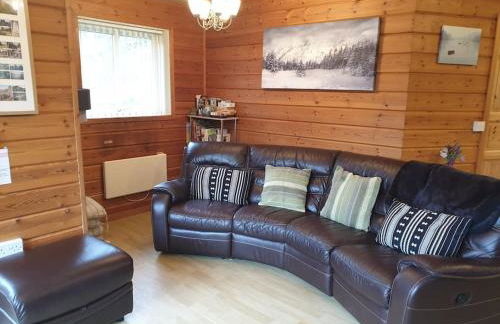 Luxury Peak District lodge, hot tub, log burner, nr lake - Photo 7