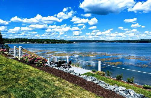 Gorgeous Beach House with Private Beach, Fire Pit & Outdoor Living Near Bar Harbor, Hancock Point Maine - Photo 16