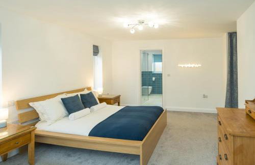 Modern 4-Bed Home Spacious & Comfortable - Pass the Keys - Foto 25