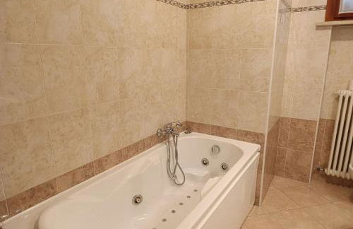 Three Rooms With Whirlpool Bath - Photo 32