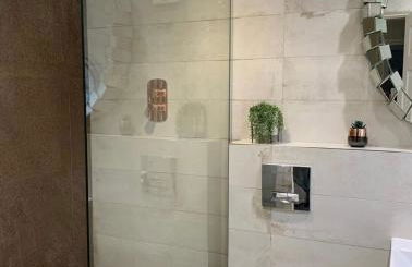 7 bed 3 bath M25 Long term Parking - Foto 30