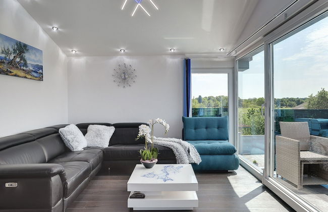 Modern Villa With Private Pool Consisting of 2 Apartments Near the Beach - Photo 15