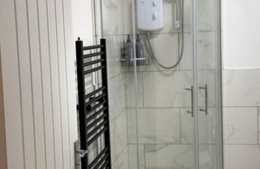 Luxury Super-King Bed Flat in Town Centre - Photo 10