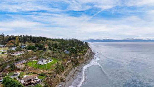 Oceanfront Home w Outdoor Dining 2 Firepits Steps to Beach Salish Sea Escape by AvantStay - Foto 2, Other